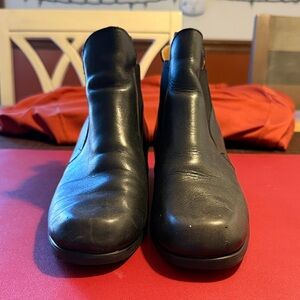 SANTANA Canada Leather Women’s Boots. Size 9.5